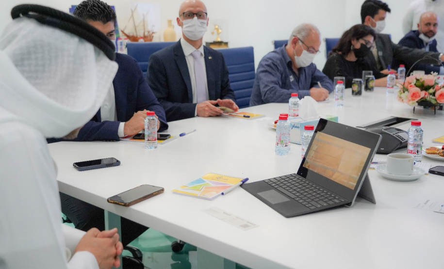 O Paraná terá um escritório fixo para a captação de investimentos e negócios internacionais em Dubai, nos Emirados Árabes Unidos. A decisão foi formalizada nesta quarta-feira (13) pelo governador Carlos Massa Ratinho Junior e o presidente da Federação das Indústrias do Estado do Paraná (Fiep), Carlos Valter - Dubai, 13/10/2021 - Foto: Governo do Paraná