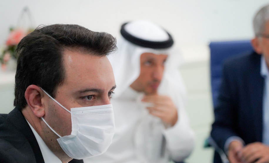 O Paraná terá um escritório fixo para a captação de investimentos e negócios internacionais em Dubai, nos Emirados Árabes Unidos. A decisão foi formalizada nesta quarta-feira (13) pelo governador Carlos Massa Ratinho Junior e o presidente da Federação das Indústrias do Estado do Paraná (Fiep), Carlos Valter - Dubai, 13/10/2021 - Foto: Governo do Paraná