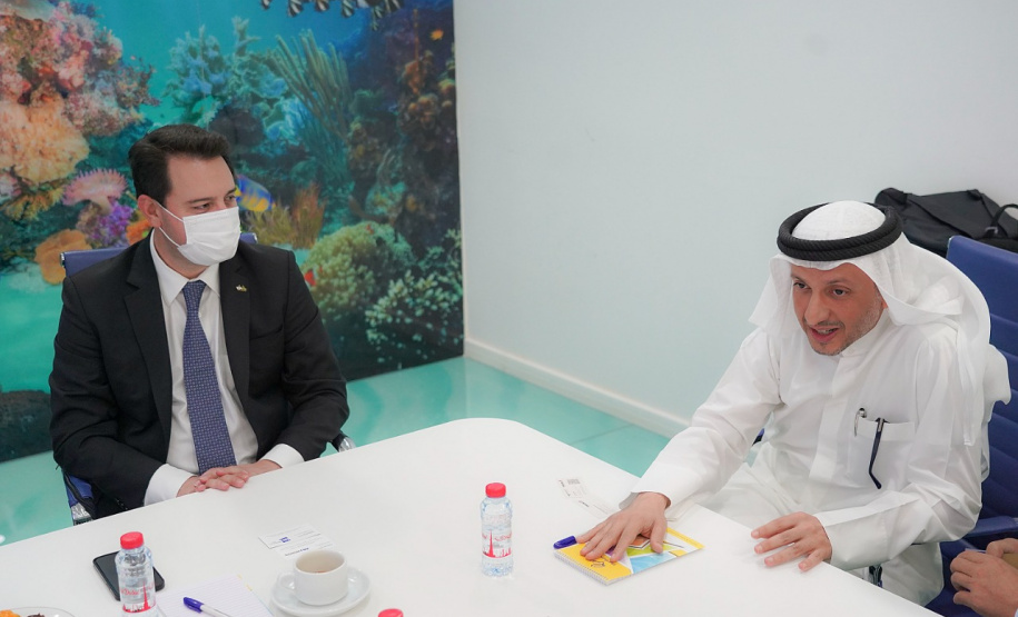 O Paraná terá um escritório fixo para a captação de investimentos e negócios internacionais em Dubai, nos Emirados Árabes Unidos. A decisão foi formalizada nesta quarta-feira (13) pelo governador Carlos Massa Ratinho Junior e o presidente da Federação das Indústrias do Estado do Paraná (Fiep), Carlos Valter - Dubai, 13/10/2021 - Foto: Governo do Paraná