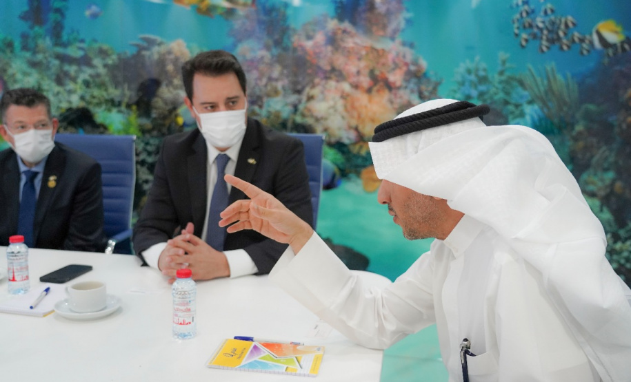 O Paraná terá um escritório fixo para a captação de investimentos e negócios internacionais em Dubai, nos Emirados Árabes Unidos. A decisão foi formalizada nesta quarta-feira (13) pelo governador Carlos Massa Ratinho Junior e o presidente da Federação das Indústrias do Estado do Paraná (Fiep), Carlos Valter - Dubai, 13/10/2021 - Foto: Governo do Paraná