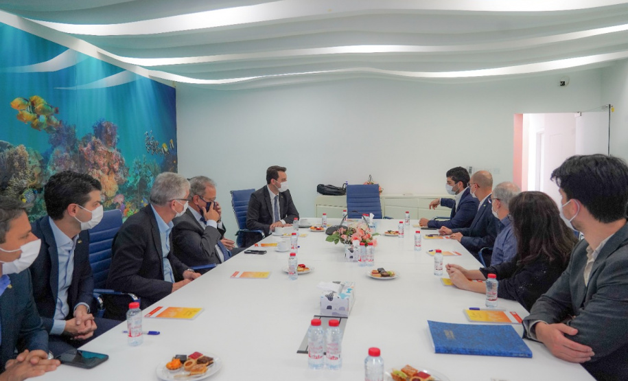 O Paraná terá um escritório fixo para a captação de investimentos e negócios internacionais em Dubai, nos Emirados Árabes Unidos. A decisão foi formalizada nesta quarta-feira (13) pelo governador Carlos Massa Ratinho Junior e o presidente da Federação das Indústrias do Estado do Paraná (Fiep), Carlos Valter - Dubai, 13/10/2021 - Foto: Governo do Paraná