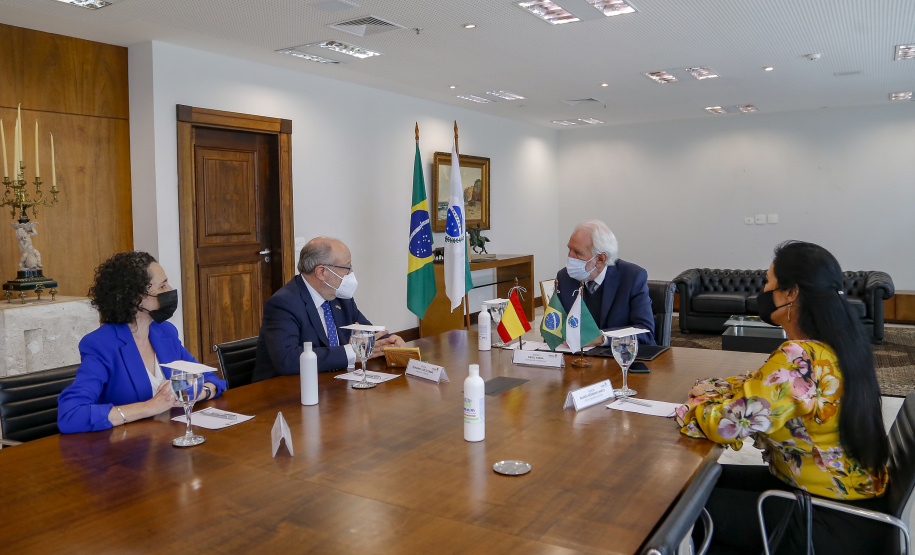 Governador em exercicio Darci Piana recebe o embaixador da Espanha no Brasil, Fernando Garcia Casas, a cônsul honorária da Espanha em Curitiba, Blanca Hernando Barco e a  diretora do Instituto Cervantes, Rosa Sánchez-Cascado  -  Curitiba, 13/10/2021  -  Foto Gilson Abreu/AEN