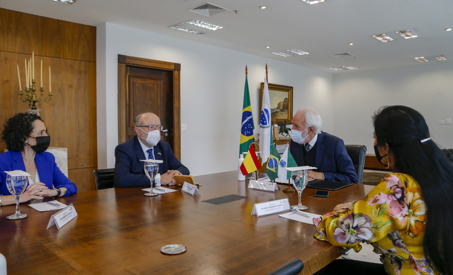Governador em exercicio Darci Piana recebe o embaixador da Espanha no Brasil, Fernando Garcia Casas, a cônsul honorária da Espanha em Curitiba, Blanca Hernando Barco e a  diretora do Instituto Cervantes, Rosa Sánchez-Cascado  -  Curitiba, 13/10/2021  -  Foto Gilson Abreu/AEN