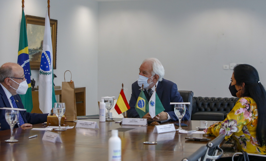 Governador em exercicio Darci Piana recebe o embaixador da Espanha no Brasil, Fernando Garcia Casas, a cônsul honorária da Espanha em Curitiba, Blanca Hernando Barco e a  diretora do Instituto Cervantes, Rosa Sánchez-Cascado  -  Curitiba, 13/10/2021  -  Foto Gilson Abreu/AEN