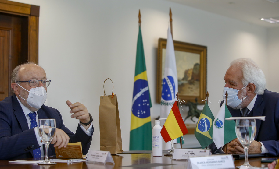 Governador em exercicio Darci Piana recebe o embaixador da Espanha no Brasil, Fernando Garcia Casas, a cônsul honorária da Espanha em Curitiba, Blanca Hernando Barco e a  diretora do Instituto Cervantes, Rosa Sánchez-Cascado  -  Curitiba, 13/10/2021  -  Foto Gilson Abreu/AEN
