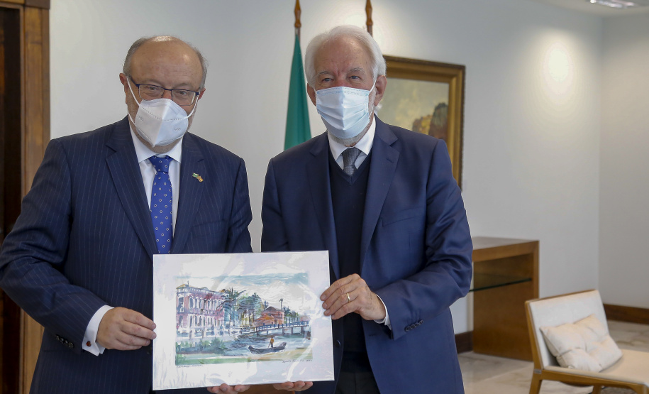 Governador em exercicio Darci Piana recebe o embaixador da Espanha no Brasil, Fernando Garcia Casas, a cônsul honorária da Espanha em Curitiba, Blanca Hernando Barco e a  diretora do Instituto Cervantes, Rosa Sánchez-Cascado  -  Curitiba, 13/10/2021  -  Foto Gilson Abreu/AEN