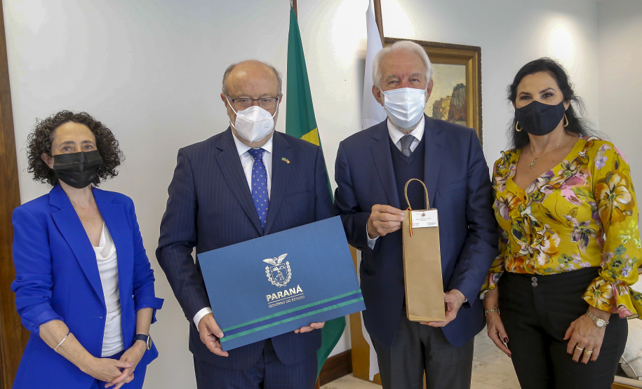 Governador em exercicio Darci Piana recebe o embaixador da Espanha no Brasil, Fernando Garcia Casas, a cônsul honorária da Espanha em Curitiba, Blanca Hernando Barco e a  diretora do Instituto Cervantes, Rosa Sánchez-Cascado  -  Curitiba, 13/10/2021  -  Foto Gilson Abreu/AEN