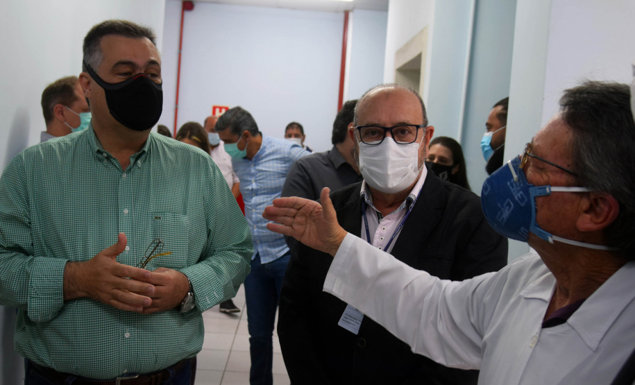 A Secretaria de Estado da Saúde (Sesa) assinou um termo de cooperação técnico científica nesta quarta-feira (13) para implantação e desenvolvimento de atividades de ensino, pesquisa e expansão no Hospital Regional do Litoral (HRL) de Paranaguá, em parceria com a Universidade Estadual do Paraná (Unespar). - Paranaguá, 13/10/2021  -  Foto: Américo Antonio/SESA