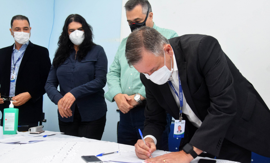 A Secretaria de Estado da Saúde (Sesa) assinou um termo de cooperação técnico científica nesta quarta-feira (13) para implantação e desenvolvimento de atividades de ensino, pesquisa e expansão no Hospital Regional do Litoral (HRL) de Paranaguá, em parceria com a Universidade Estadual do Paraná (Unespar). - Paranaguá, 13/10/2021  -  Foto: Américo Antonio/SESA