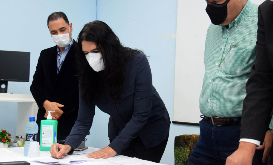 A Secretaria de Estado da Saúde (Sesa) assinou um termo de cooperação técnico científica nesta quarta-feira (13) para implantação e desenvolvimento de atividades de ensino, pesquisa e expansão no Hospital Regional do Litoral (HRL) de Paranaguá, em parceria com a Universidade Estadual do Paraná (Unespar). - Paranaguá, 13/10/2021  -  Foto: Américo Antonio/SESA