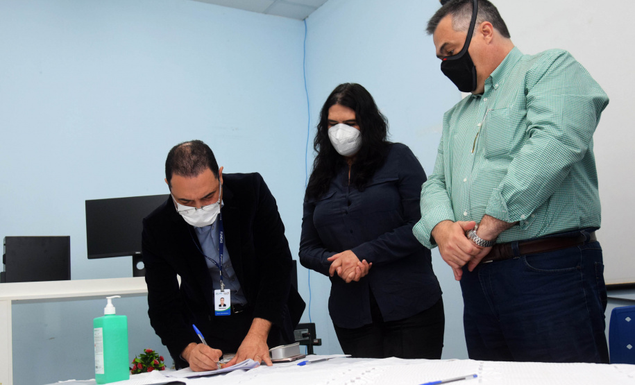 A Secretaria de Estado da Saúde (Sesa) assinou um termo de cooperação técnico científica nesta quarta-feira (13) para implantação e desenvolvimento de atividades de ensino, pesquisa e expansão no Hospital Regional do Litoral (HRL) de Paranaguá, em parceria com a Universidade Estadual do Paraná (Unespar). - Paranaguá, 13/10/2021  -  Foto: Américo Antonio/SESA