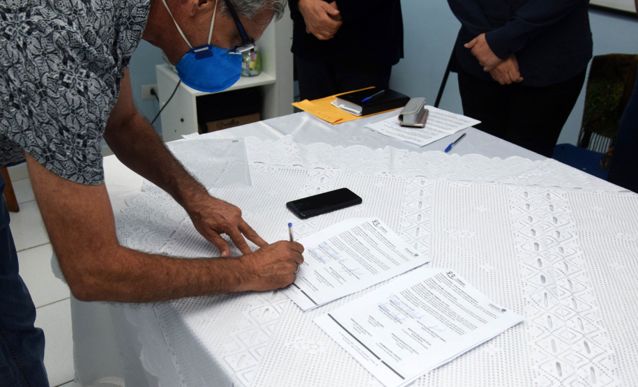 A Secretaria de Estado da Saúde (Sesa) assinou um termo de cooperação técnico científica nesta quarta-feira (13) para implantação e desenvolvimento de atividades de ensino, pesquisa e expansão no Hospital Regional do Litoral (HRL) de Paranaguá, em parceria com a Universidade Estadual do Paraná (Unespar). - Paranaguá, 13/10/2021  -  Foto: Américo Antonio/SESA