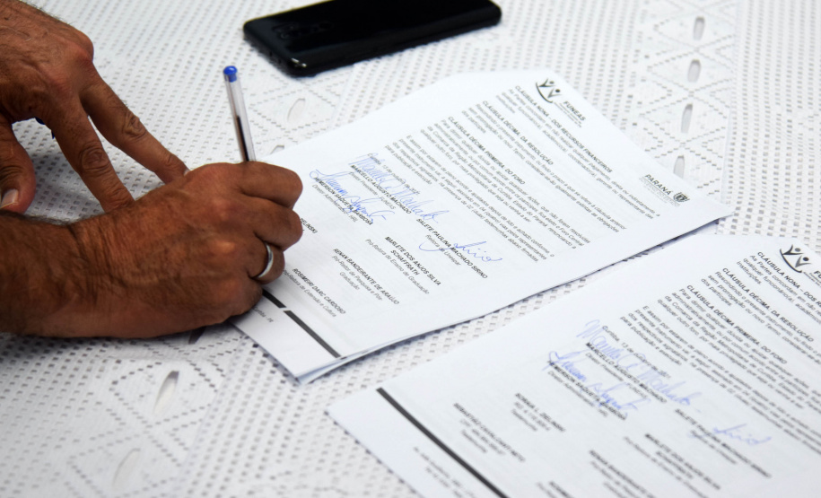 A Secretaria de Estado da Saúde (Sesa) assinou um termo de cooperação técnico científica nesta quarta-feira (13) para implantação e desenvolvimento de atividades de ensino, pesquisa e expansão no Hospital Regional do Litoral (HRL) de Paranaguá, em parceria com a Universidade Estadual do Paraná (Unespar). - Paranaguá, 13/10/2021  -  Foto: Américo Antonio/SESA