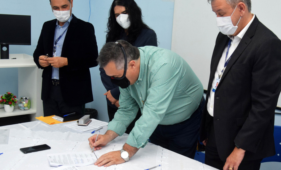 A Secretaria de Estado da Saúde (Sesa) assinou um termo de cooperação técnico científica nesta quarta-feira (13) para implantação e desenvolvimento de atividades de ensino, pesquisa e expansão no Hospital Regional do Litoral (HRL) de Paranaguá, em parceria com a Universidade Estadual do Paraná (Unespar). - Paranaguá, 13/10/2021  -  Foto: Américo Antonio/SESA