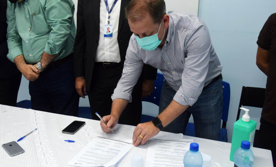 A Secretaria de Estado da Saúde (Sesa) assinou um termo de cooperação técnico científica nesta quarta-feira (13) para implantação e desenvolvimento de atividades de ensino, pesquisa e expansão no Hospital Regional do Litoral (HRL) de Paranaguá, em parceria com a Universidade Estadual do Paraná (Unespar). - Paranaguá, 13/10/2021  -  Foto: Américo Antonio/SESA