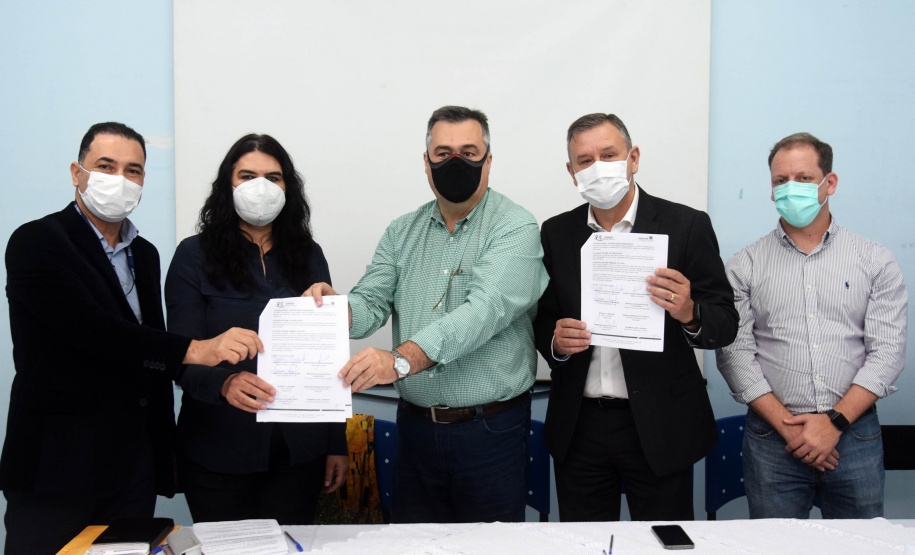 A Secretaria de Estado da Saúde (Sesa) assinou um termo de cooperação técnico científica nesta quarta-feira (13) para implantação e desenvolvimento de atividades de ensino, pesquisa e expansão no Hospital Regional do Litoral (HRL) de Paranaguá, em parceria com a Universidade Estadual do Paraná (Unespar). - Paranaguá, 13/10/2021  -  Foto: Américo Antonio/SESA