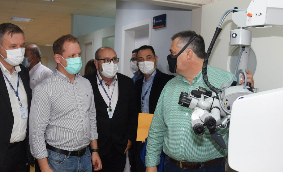 A Secretaria de Estado da Saúde (Sesa) assinou um termo de cooperação técnico científica nesta quarta-feira (13) para implantação e desenvolvimento de atividades de ensino, pesquisa e expansão no Hospital Regional do Litoral (HRL) de Paranaguá, em parceria com a Universidade Estadual do Paraná (Unespar). - Paranaguá, 13/10/2021  -  Foto: Américo Antonio/SESA