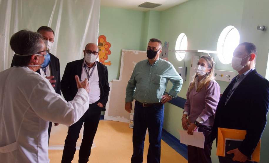 A Secretaria de Estado da Saúde (Sesa) assinou um termo de cooperação técnico científica nesta quarta-feira (13) para implantação e desenvolvimento de atividades de ensino, pesquisa e expansão no Hospital Regional do Litoral (HRL) de Paranaguá, em parceria com a Universidade Estadual do Paraná (Unespar). - Paranaguá, 13/10/2021  -  Foto: Américo Antonio/SESA