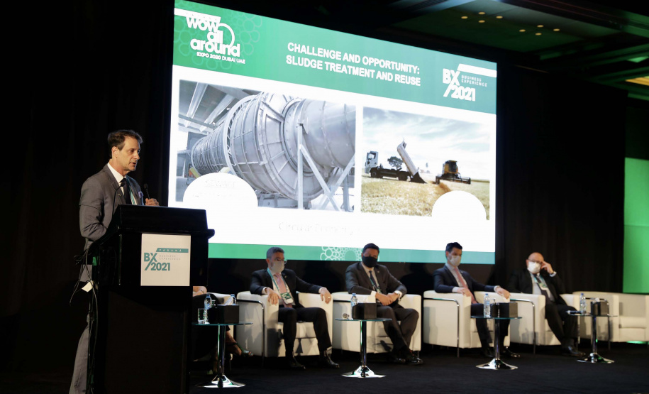 A Companhia de Saneamento do Paraná (Sanepar) reforçou nesta semana o seu propósito com a compensação de gases de efeito estufa. A empresa recebeu um certificado de compromisso ambiental entregue pelo Instituto de Tecnologia do Paraná (Tecpar). A entrega ao governador Carlos Massa Ratinho Junior e ao presidente da empresa, Claudio Stabile, foi nesta quarta-feira (13), nos Emirados Árabes Unidos, onde o Paraná apresenta a sua sustentabilidade ao mundo.Foto: Governo do Paraná