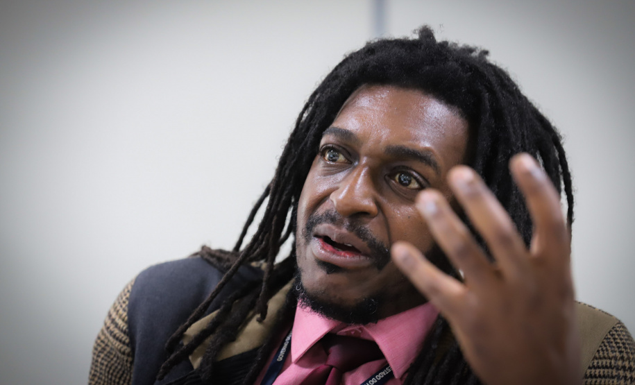 Entrevista com Denilton Laurindo, coordenador de Tratamento e Análise da Superintendência Geral de Diálogo e Interação Social (Sudis) e presidente do Grupo de Trabalho dos Povos e Comunidades Tradicionais do Paraná. 08/10/2021 - Foto: Geraldo Bubniak/AEN