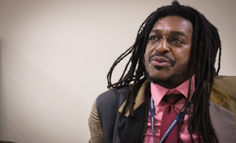 Entrevista com Denilton Laurindo, coordenador de Tratamento e Análise da Superintendência Geral de Diálogo e Interação Social (Sudis) e presidente do Grupo de Trabalho dos Povos e Comunidades Tradicionais do Paraná. 08/10/2021 - Foto: Geraldo Bubniak/AEN