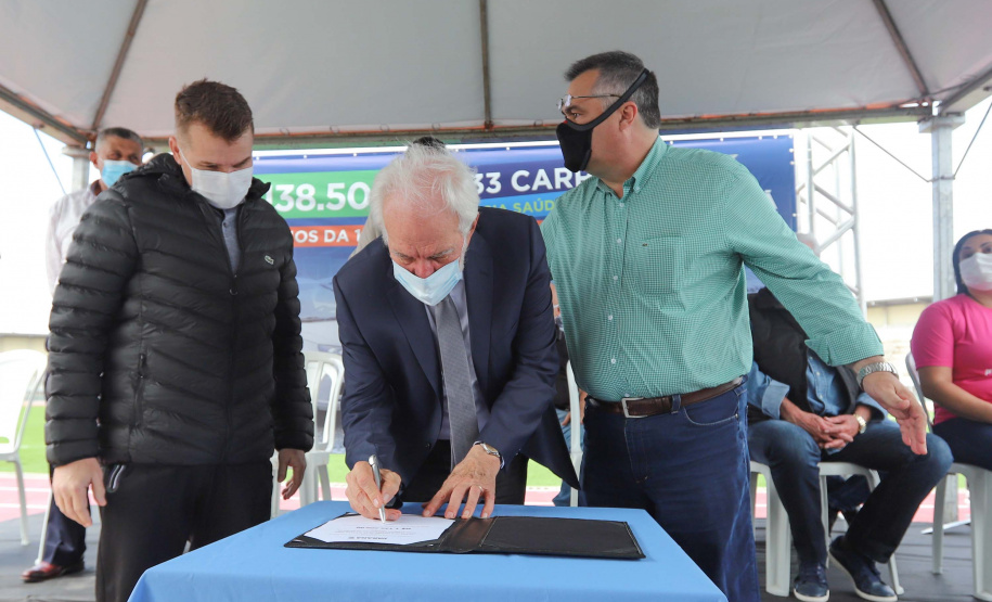 O governador em exercício Darci Piana e o secretário estadual da Saúde, Beto Preto, entregam nesta quarta-feira (13),  veículos da Estratégia da Saúde da Família aos municípios da 1ª Regional de Saúde de Paranaguá, além de computadores para renovação e modernização do parque tecnológico da Sesa.13/10/2021 - Foto: Geraldo Bubniak/AEN
