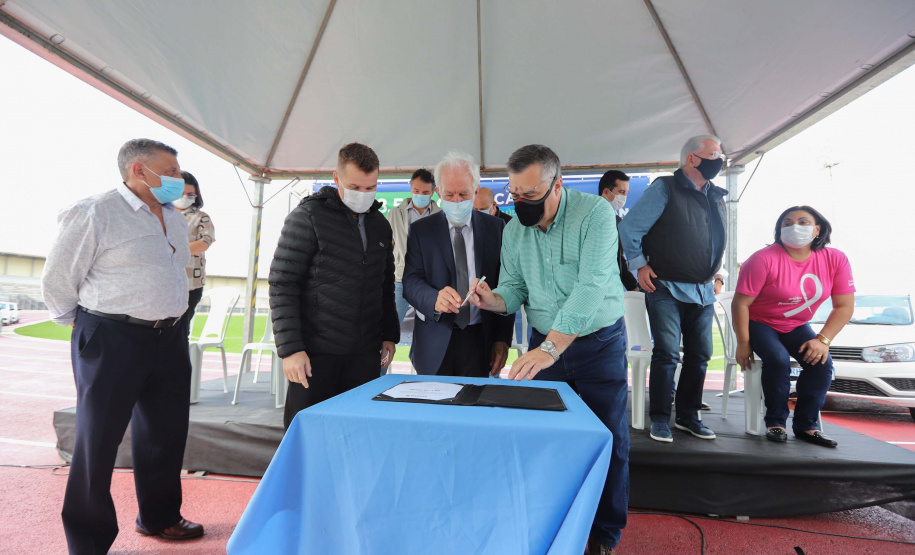 O governador em exercício Darci Piana e o secretário estadual da Saúde, Beto Preto, entregam nesta quarta-feira (13),  veículos da Estratégia da Saúde da Família aos municípios da 1ª Regional de Saúde de Paranaguá, além de computadores para renovação e modernização do parque tecnológico da Sesa.13/10/2021 - Foto: Geraldo Bubniak/AEN