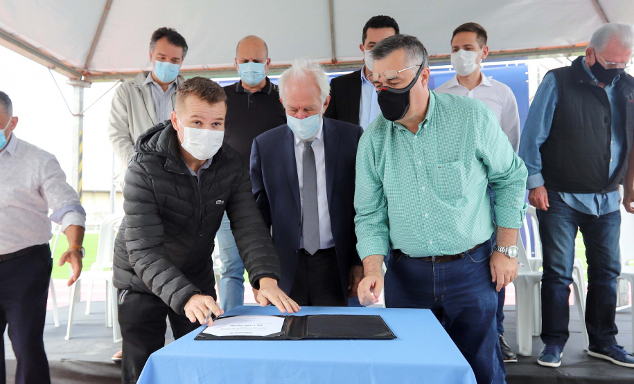 O governador em exercício Darci Piana e o secretário estadual da Saúde, Beto Preto, entregam nesta quarta-feira (13),  veículos da Estratégia da Saúde da Família aos municípios da 1ª Regional de Saúde de Paranaguá, além de computadores para renovação e modernização do parque tecnológico da Sesa.13/10/2021 - Foto: Geraldo Bubniak/AEN
