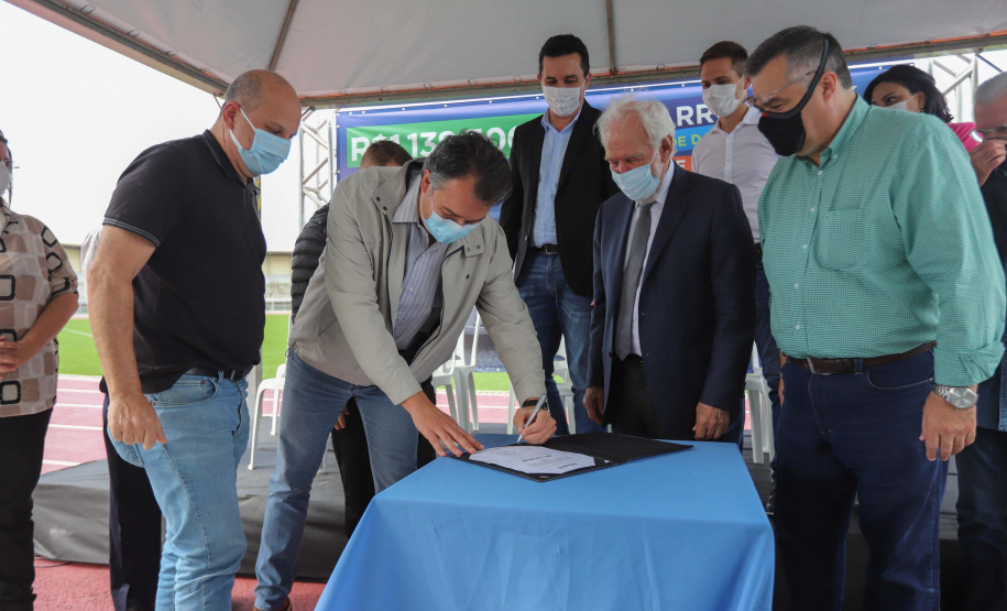 O governador em exercício Darci Piana e o secretário estadual da Saúde, Beto Preto, entregam nesta quarta-feira (13),  veículos da Estratégia da Saúde da Família aos municípios da 1ª Regional de Saúde de Paranaguá, além de computadores para renovação e modernização do parque tecnológico da Sesa.13/10/2021 - Foto: Geraldo Bubniak/AEN