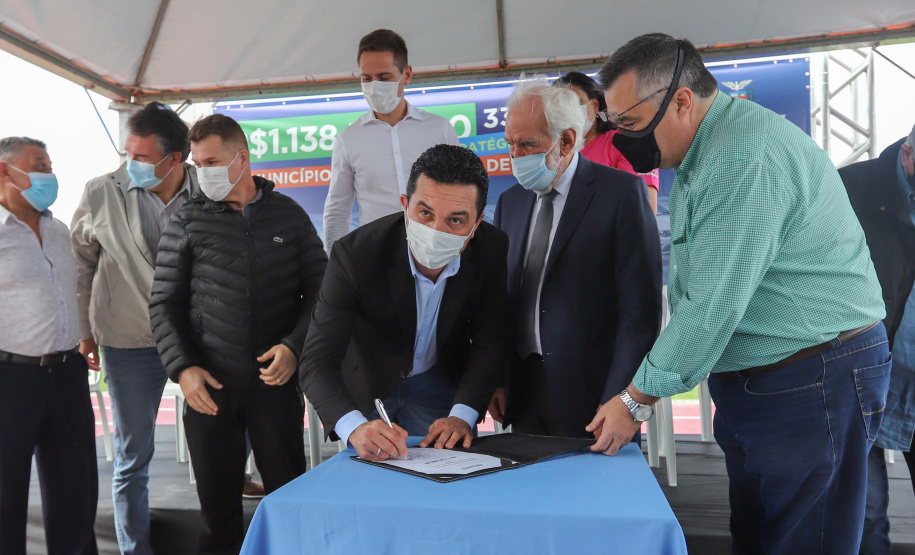 O governador em exercício Darci Piana e o secretário estadual da Saúde, Beto Preto, entregam nesta quarta-feira (13),  veículos da Estratégia da Saúde da Família aos municípios da 1ª Regional de Saúde de Paranaguá, além de computadores para renovação e modernização do parque tecnológico da Sesa.13/10/2021 - Foto: Geraldo Bubniak/AEN