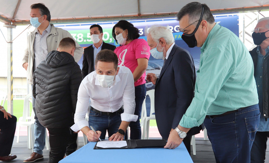 O governador em exercício Darci Piana e o secretário estadual da Saúde, Beto Preto, entregam nesta quarta-feira (13),  veículos da Estratégia da Saúde da Família aos municípios da 1ª Regional de Saúde de Paranaguá, além de computadores para renovação e modernização do parque tecnológico da Sesa.13/10/2021 - Foto: Geraldo Bubniak/AEN
