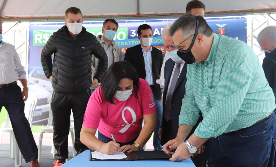 O governador em exercício Darci Piana e o secretário estadual da Saúde, Beto Preto, entregam nesta quarta-feira (13),  veículos da Estratégia da Saúde da Família aos municípios da 1ª Regional de Saúde de Paranaguá, além de computadores para renovação e modernização do parque tecnológico da Sesa.13/10/2021 - Foto: Geraldo Bubniak/AEN