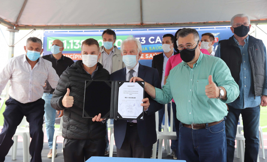 O governador em exercício Darci Piana e o secretário estadual da Saúde, Beto Preto, entregam nesta quarta-feira (13),  veículos da Estratégia da Saúde da Família aos municípios da 1ª Regional de Saúde de Paranaguá, além de computadores para renovação e modernização do parque tecnológico da Sesa.13/10/2021 - Foto: Geraldo Bubniak/AEN