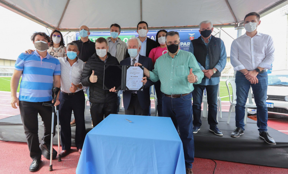 O governador em exercício Darci Piana e o secretário estadual da Saúde, Beto Preto, entregam nesta quarta-feira (13),  veículos da Estratégia da Saúde da Família aos municípios da 1ª Regional de Saúde de Paranaguá, além de computadores para renovação e modernização do parque tecnológico da Sesa.13/10/2021 - Foto: Geraldo Bubniak/AEN