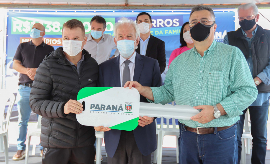 O governador em exercício Darci Piana e o secretário estadual da Saúde, Beto Preto, entregam nesta quarta-feira (13),  veículos da Estratégia da Saúde da Família aos municípios da 1ª Regional de Saúde de Paranaguá, além de computadores para renovação e modernização do parque tecnológico da Sesa.13/10/2021 - Foto: Geraldo Bubniak/AEN