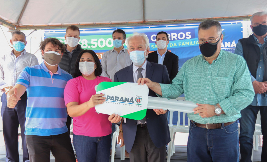 O governador em exercício Darci Piana e o secretário estadual da Saúde, Beto Preto, entregam nesta quarta-feira (13),  veículos da Estratégia da Saúde da Família aos municípios da 1ª Regional de Saúde de Paranaguá, além de computadores para renovação e modernização do parque tecnológico da Sesa.13/10/2021 - Foto: Geraldo Bubniak/AEN