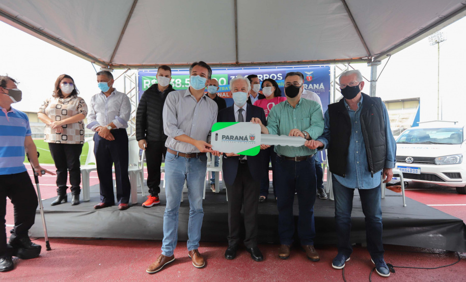 O governador em exercício Darci Piana e o secretário estadual da Saúde, Beto Preto, entregam nesta quarta-feira (13),  veículos da Estratégia da Saúde da Família aos municípios da 1ª Regional de Saúde de Paranaguá, além de computadores para renovação e modernização do parque tecnológico da Sesa.13/10/2021 - Foto: Geraldo Bubniak/AEN