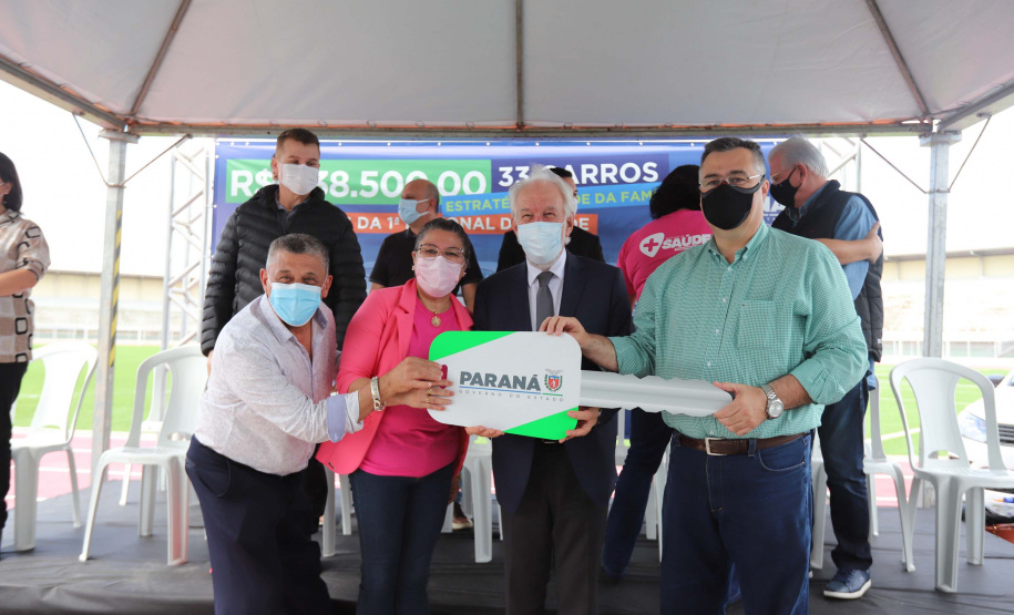 O governador em exercício Darci Piana e o secretário estadual da Saúde, Beto Preto, entregam nesta quarta-feira (13),  veículos da Estratégia da Saúde da Família aos municípios da 1ª Regional de Saúde de Paranaguá, além de computadores para renovação e modernização do parque tecnológico da Sesa.13/10/2021 - Foto: Geraldo Bubniak/AEN