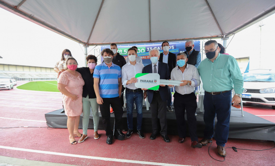 O governador em exercício Darci Piana e o secretário estadual da Saúde, Beto Preto, entregam nesta quarta-feira (13),  veículos da Estratégia da Saúde da Família aos municípios da 1ª Regional de Saúde de Paranaguá, além de computadores para renovação e modernização do parque tecnológico da Sesa.13/10/2021 - Foto: Geraldo Bubniak/AEN
