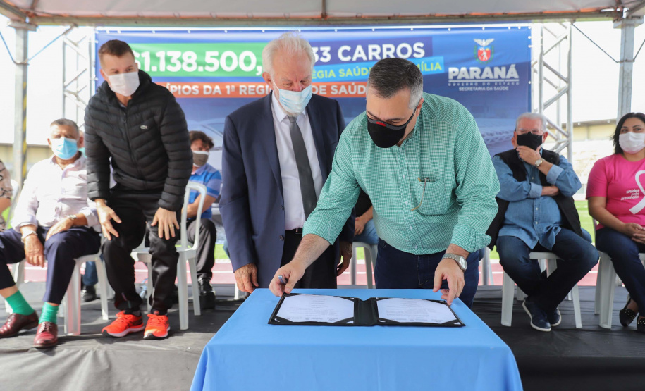 O governador em exercício Darci Piana e o secretário estadual da Saúde, Beto Preto, entregam nesta quarta-feira (13),  veículos da Estratégia da Saúde da Família aos municípios da 1ª Regional de Saúde de Paranaguá, além de computadores para renovação e modernização do parque tecnológico da Sesa.13/10/2021 - Foto: Geraldo Bubniak/AEN