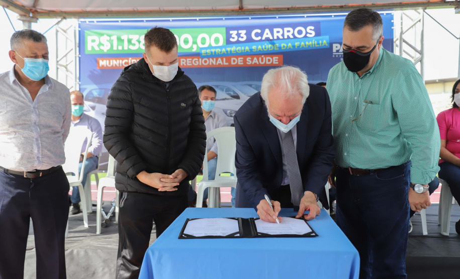 O governador em exercício Darci Piana e o secretário estadual da Saúde, Beto Preto, entregam nesta quarta-feira (13),  veículos da Estratégia da Saúde da Família aos municípios da 1ª Regional de Saúde de Paranaguá, além de computadores para renovação e modernização do parque tecnológico da Sesa.13/10/2021 - Foto: Geraldo Bubniak/AEN