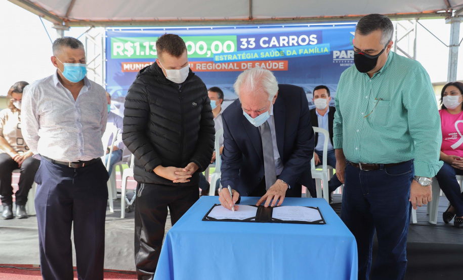 O governador em exercício Darci Piana e o secretário estadual da Saúde, Beto Preto, entregam nesta quarta-feira (13),  veículos da Estratégia da Saúde da Família aos municípios da 1ª Regional de Saúde de Paranaguá, além de computadores para renovação e modernização do parque tecnológico da Sesa.13/10/2021 - Foto: Geraldo Bubniak/AEN