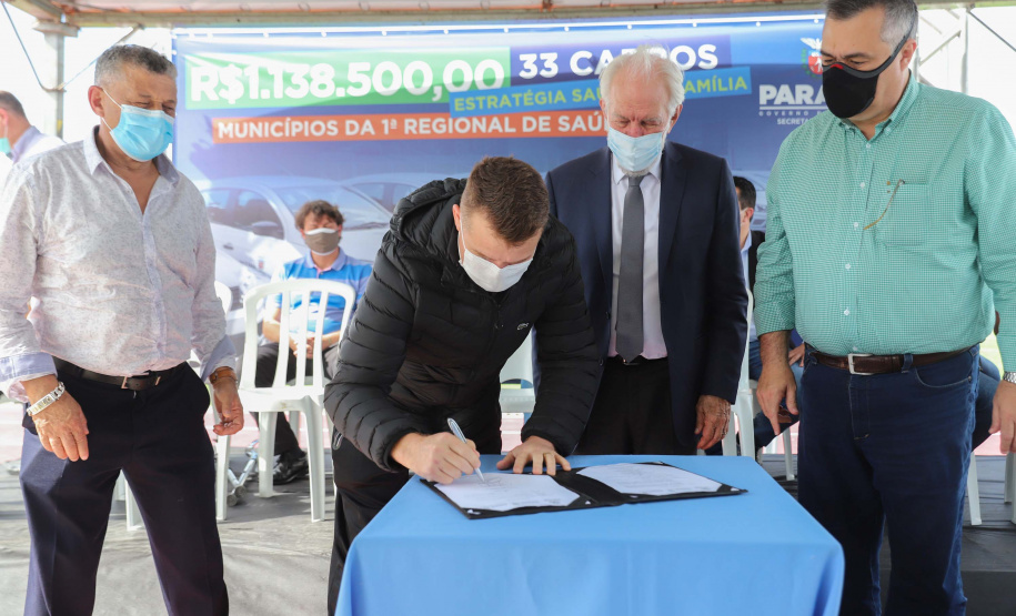 O governador em exercício Darci Piana e o secretário estadual da Saúde, Beto Preto, entregam nesta quarta-feira (13),  veículos da Estratégia da Saúde da Família aos municípios da 1ª Regional de Saúde de Paranaguá, além de computadores para renovação e modernização do parque tecnológico da Sesa.13/10/2021 - Foto: Geraldo Bubniak/AEN