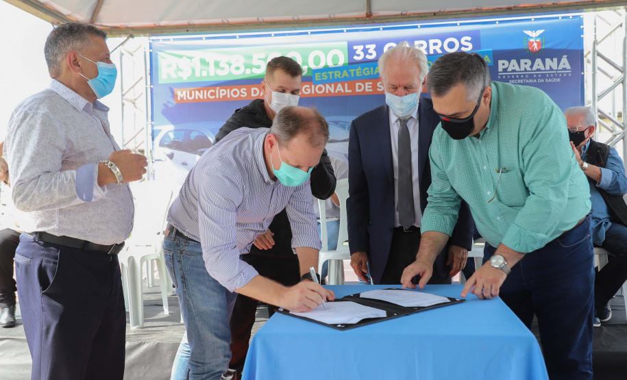 O governador em exercício Darci Piana e o secretário estadual da Saúde, Beto Preto, entregam nesta quarta-feira (13),  veículos da Estratégia da Saúde da Família aos municípios da 1ª Regional de Saúde de Paranaguá, além de computadores para renovação e modernização do parque tecnológico da Sesa.13/10/2021 - Foto: Geraldo Bubniak/AEN