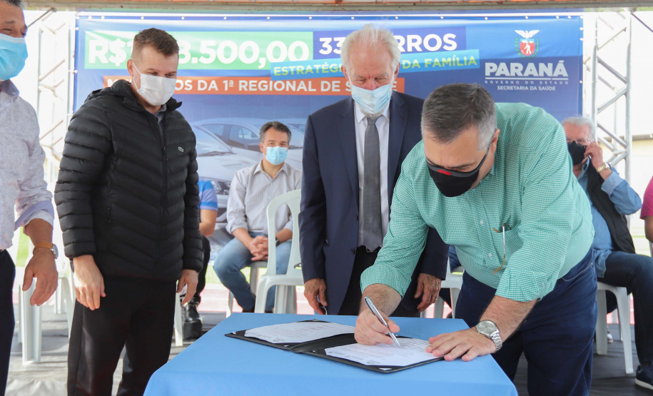 O governador em exercício Darci Piana e o secretário estadual da Saúde, Beto Preto, entregam nesta quarta-feira (13),  veículos da Estratégia da Saúde da Família aos municípios da 1ª Regional de Saúde de Paranaguá, além de computadores para renovação e modernização do parque tecnológico da Sesa.13/10/2021 - Foto: Geraldo Bubniak/AEN