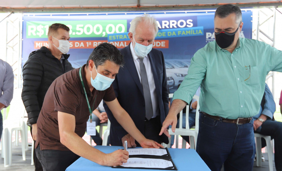 O governador em exercício Darci Piana e o secretário estadual da Saúde, Beto Preto, entregam nesta quarta-feira (13),  veículos da Estratégia da Saúde da Família aos municípios da 1ª Regional de Saúde de Paranaguá, além de computadores para renovação e modernização do parque tecnológico da Sesa.13/10/2021 - Foto: Geraldo Bubniak/AEN