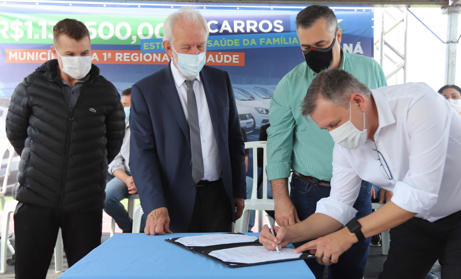 O governador em exercício Darci Piana e o secretário estadual da Saúde, Beto Preto, entregam nesta quarta-feira (13),  veículos da Estratégia da Saúde da Família aos municípios da 1ª Regional de Saúde de Paranaguá, além de computadores para renovação e modernização do parque tecnológico da Sesa.13/10/2021 - Foto: Geraldo Bubniak/AEN