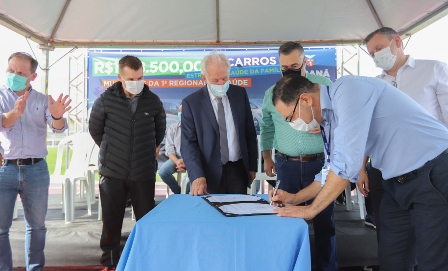 O governador em exercício Darci Piana e o secretário estadual da Saúde, Beto Preto, entregam nesta quarta-feira (13),  veículos da Estratégia da Saúde da Família aos municípios da 1ª Regional de Saúde de Paranaguá, além de computadores para renovação e modernização do parque tecnológico da Sesa.13/10/2021 - Foto: Geraldo Bubniak/AEN