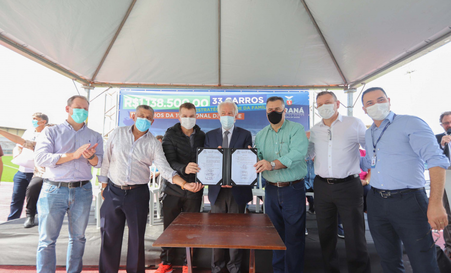 O governador em exercício Darci Piana e o secretário estadual da Saúde, Beto Preto, entregam nesta quarta-feira (13),  veículos da Estratégia da Saúde da Família aos municípios da 1ª Regional de Saúde de Paranaguá, além de computadores para renovação e modernização do parque tecnológico da Sesa.13/10/2021 - Foto: Geraldo Bubniak/AEN