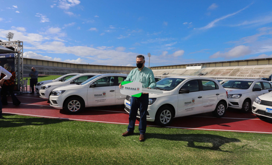 O governador em exercício Darci Piana e o secretário estadual da Saúde, Beto Preto, entregam nesta quarta-feira (13),  veículos da Estratégia da Saúde da Família aos municípios da 1ª Regional de Saúde de Paranaguá, além de computadores para renovação e modernização do parque tecnológico da Sesa.13/10/2021 - Foto: Geraldo Bubniak/AEN